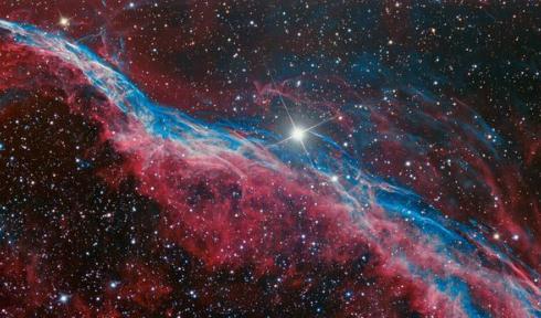 这些残骸体构成了面纱星云,它是整个夜空中最大的超新星遗迹之一.