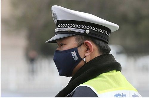 首都交警帅气执勤 PM2.5口罩来防护