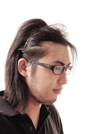 潮男戴上发箍学贝克汉姆