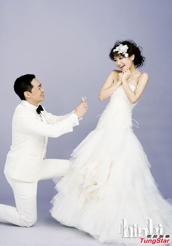 9月20日,在距离婚礼倒数40天之际,selina公布了与阿中的双人婚纱照,并
