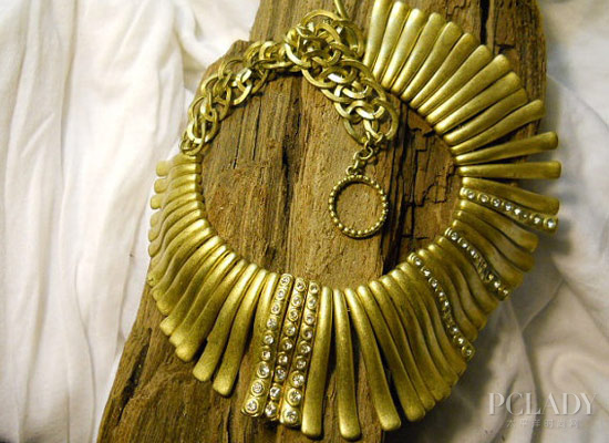 埃及艳后的重金属奢华 放射形项链与红裙的经典