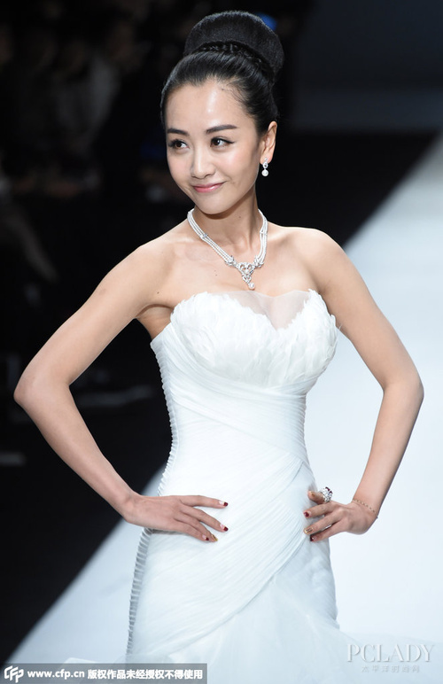 明星扎堆穿婚纱走大秀 是凑热闹还是另有所求