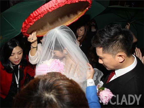 林依晨披婚纱正式出嫁 绿伞挡媒体拍照引混乱