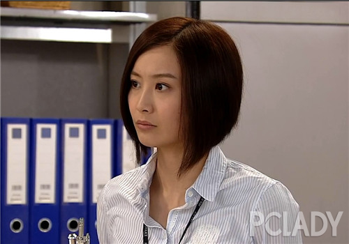 电视剧《潜行狙击》中,陈法拉饰演女警madam jo,清淡妆容更凸显干练的