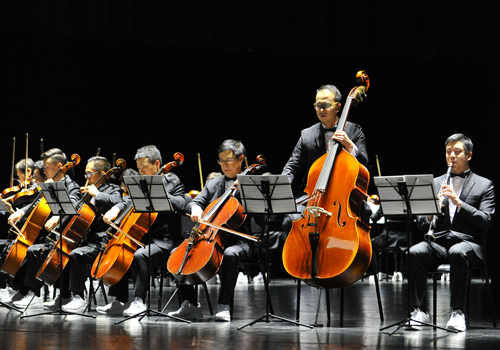 大秀拉开帷幕,32位音乐家组成的管弦乐队现场演绎秀场音乐,音乐是