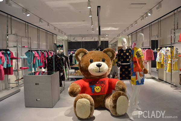 中国首家新概念店盛大开幕 – 02moschino北京skp精品店亮相新颜