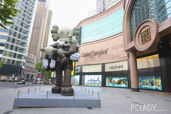 连卡佛独家呈现《kaws: clean slate·刷新展》