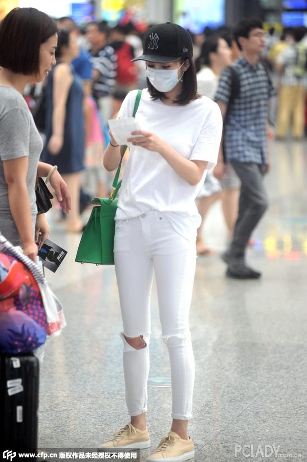杨幂你要还想当少女先改掉驼背的坏习惯!