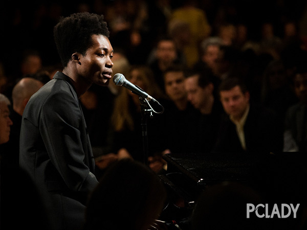 benjamin clementine,benjamineidem bailey大胆玩"鲜" 看burberry秀场男神斗帅