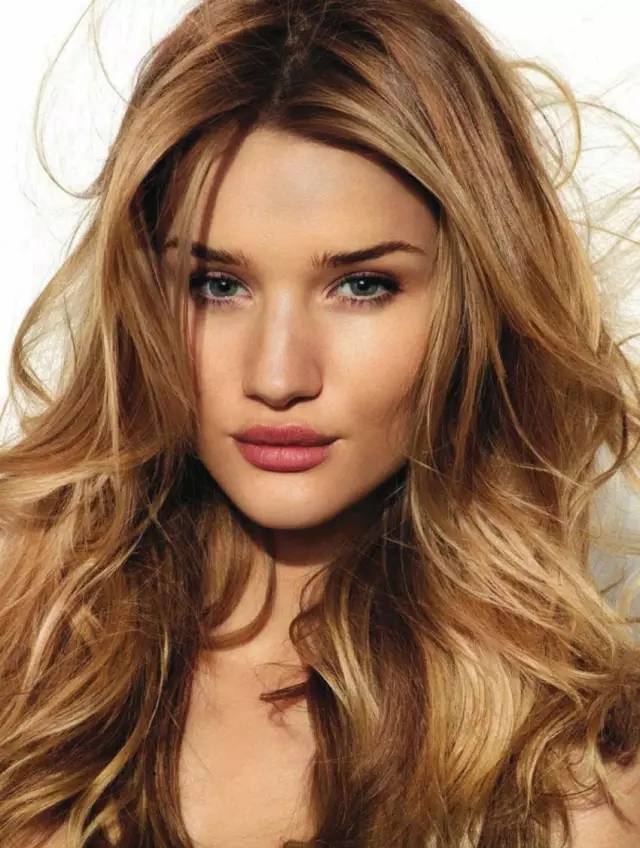 rosie huntington-whiteley既是超模又是演员,作为超模,她多次登上