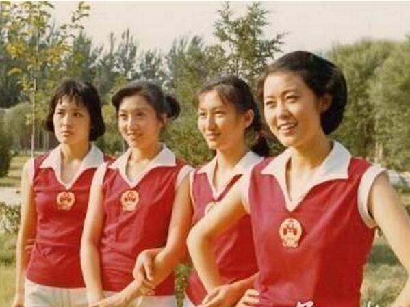 并晒出了30年前自己在电视剧中扮演女排队员时的老照片