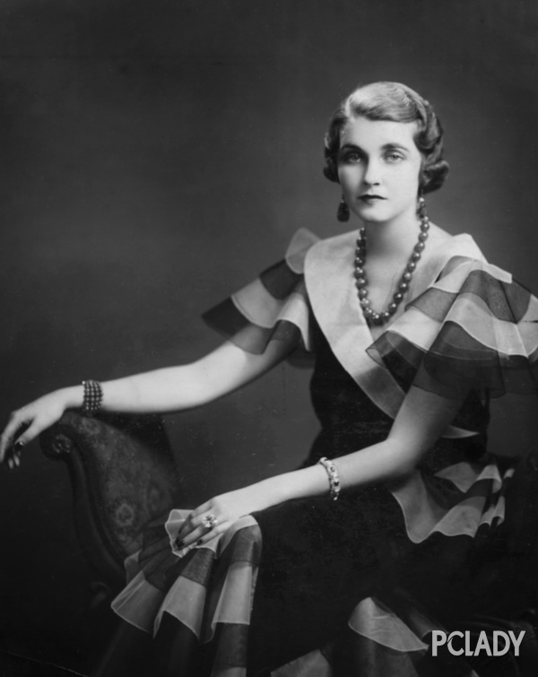 芭芭拉·赫顿(barbara hutton)佩戴卡地亚帝王绿翡翠,红宝石和
