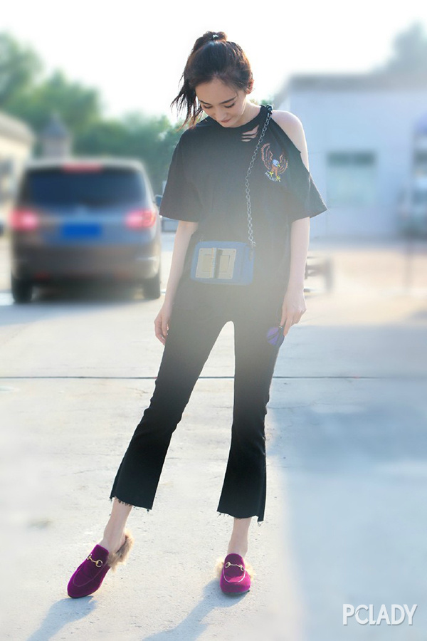 毛毛乐福鞋搭上毛边牛仔裤也炒鸡好看呢,再加上马尾辫,十足少女气.