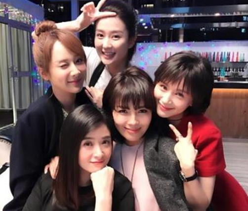 欢乐颂五美霸气合照全员回归22楼
