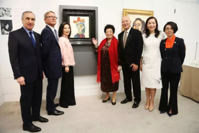 富华国际集团董事局主席 陈丽华女士,中国紫檀博物馆副馆长 迟重瑞