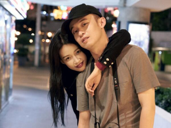 董子健晒与孙怡亲密照承认恋情:我被套牢了