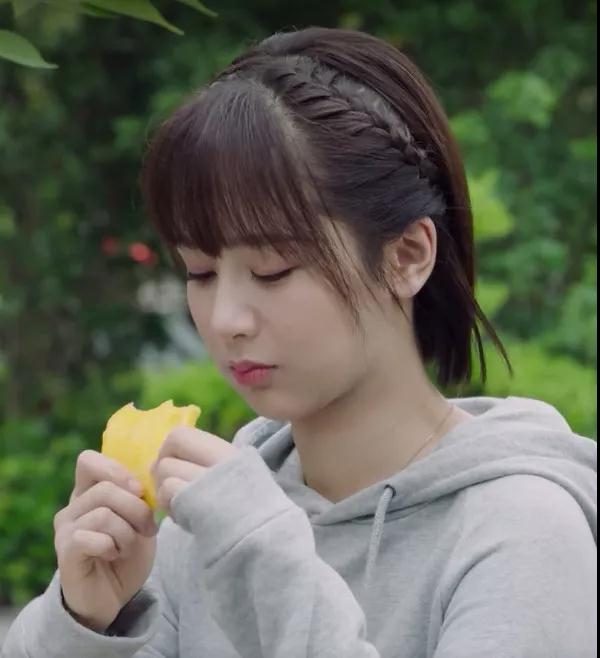 剧中杨紫专门剪了齐刘海增加少女感,搭配整齐的齐肩短发,整齐的