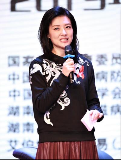 51岁周涛肌肤紧致似少女 登台发言温柔知性大气