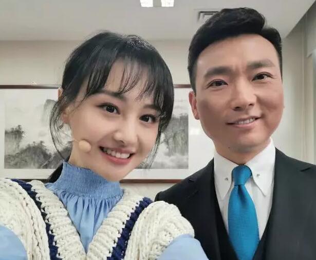 郑爽低调捐款60万后,爸爸晒女儿雪中照,裹着厚衣服身材依然纤细