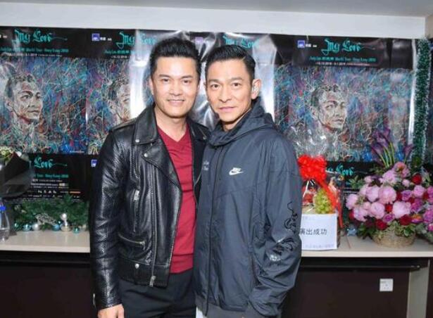 63岁吕良伟近照曝光,身材如少年苗条