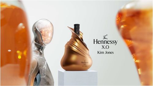 轩尼诗携手享誉世界的英国时装设计师金.琼斯 (Kim Jones)打造联名合作系列