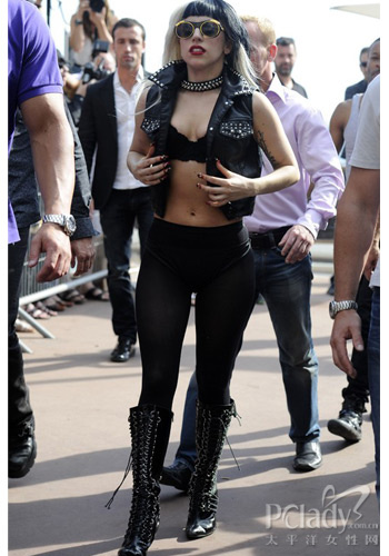 怪异朋克装 Lady Gaga现身第64届戛纳电影节