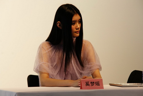 国际名模奚梦瑶受颁为2012春夏上海时装周形象大使