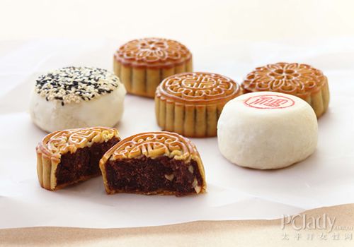 中国古典风格月饼增加各异口味