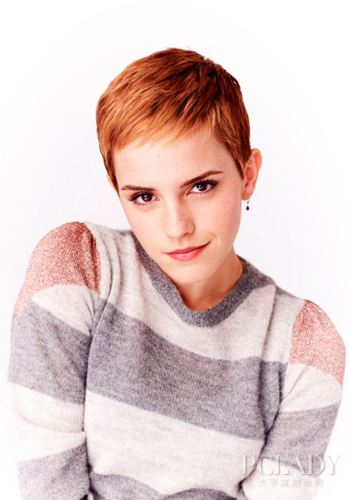 艾玛表示自己多年来长发造型一直一成不变,一头短发造型终于让她获得