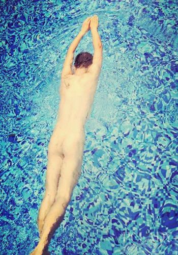 文章“裸泳照”引风潮 明星“一脱到底”为哪般