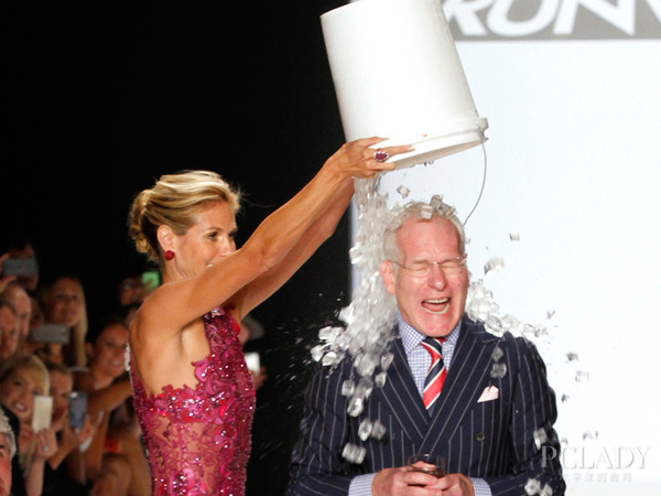 “天之骄子”海蒂克鲁姆与时尚教父大玩冰桶挑战