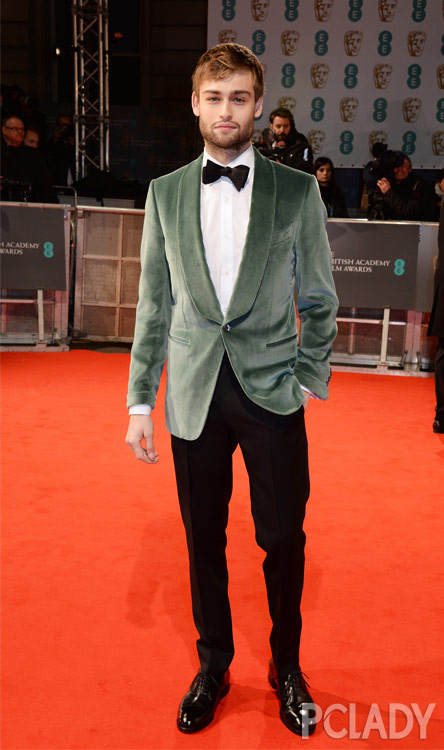 Douglas Booth身着 dunhill出席2015英国电影电视艺术学院大奖颁奖典礼