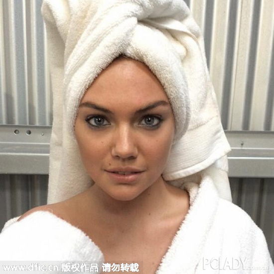 凯特·阿普顿(kate upton)头裹浴巾身穿浴袍在instagram发布