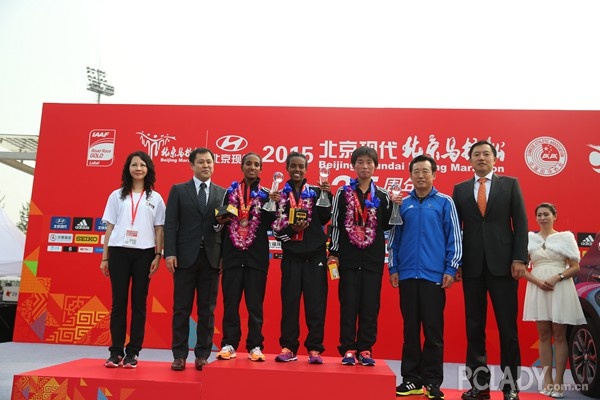 六福珠宝致意北京马拉松35周年 真金奖牌闪耀全场