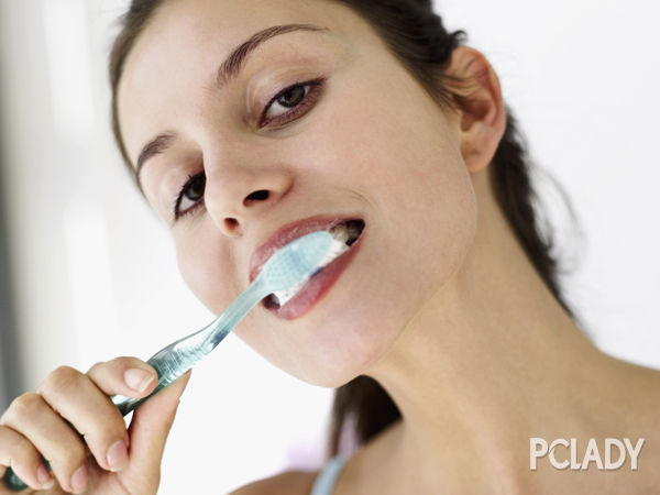 仿生冠美牙畸形矫正技术给你整齐的牙齿