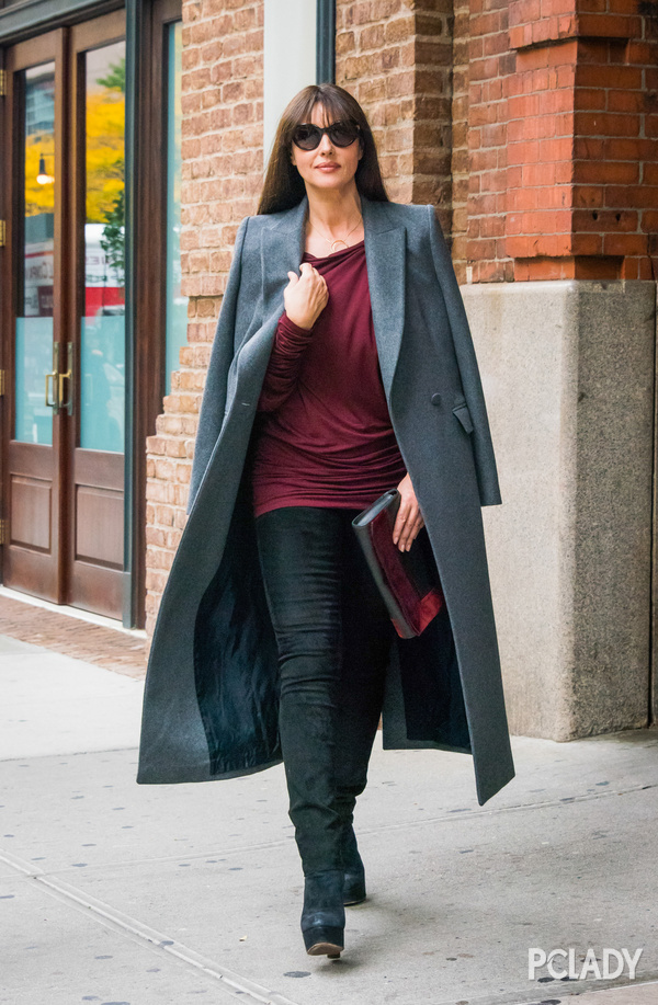 著名影星莫妮卡·贝鲁奇(Monica Bellucci)身着Longchamp现身纽约