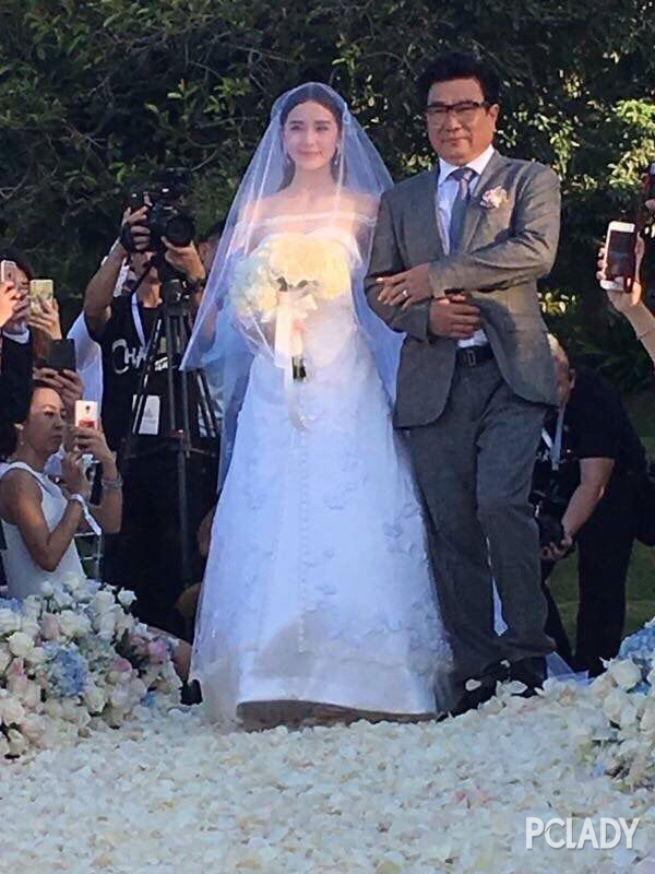 刘诗诗吴奇隆大婚 听说若曦婚纱300万