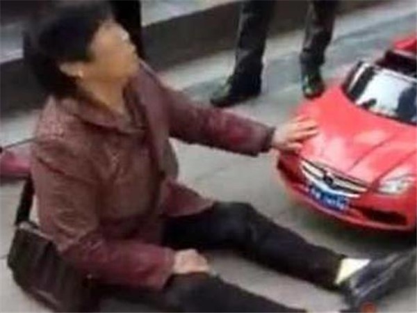 碰瓷被撞 1471835_322F6BA9F5F90A52F8BDC6EB38A87228.jpg