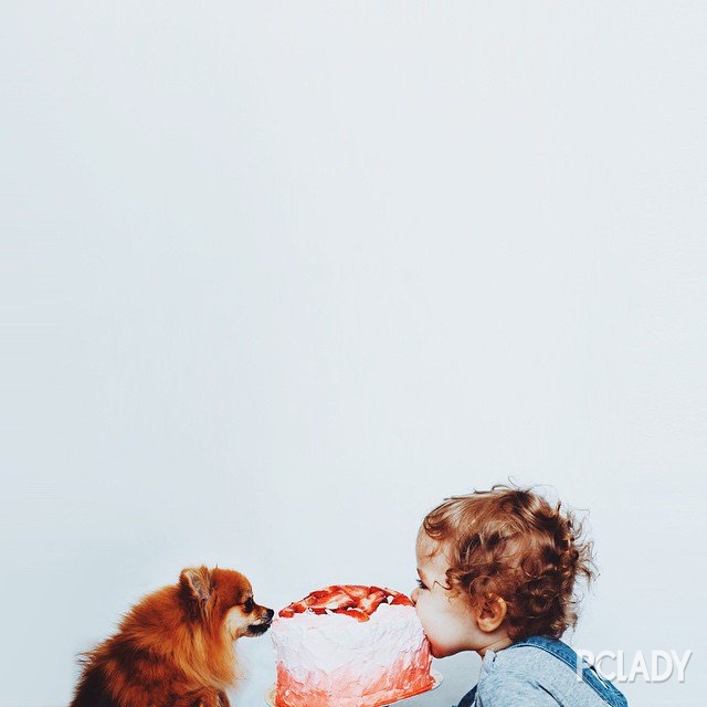 另类情侣照：宝宝与宠物犬的甜蜜约会