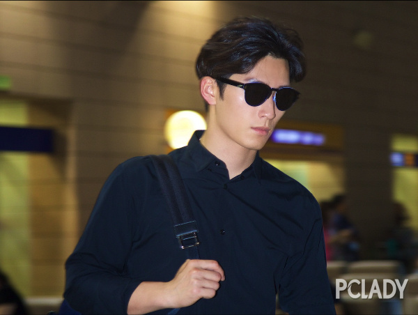 Dior Homme 窦骁机场look曝光