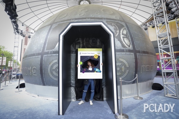 大上海时代广场“光影星球”裸眼3D 360°球幕电影展