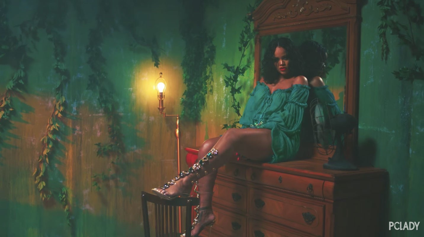 雨靴穿成水晶鞋 能令丑时尚翻身的只有Rihanna