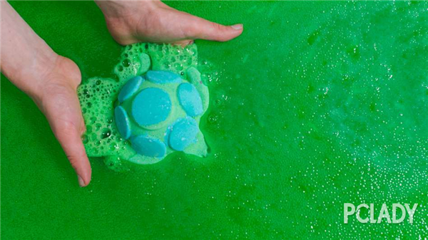 LUSH岚舒提高大众对海洋塑料污染的关注 推出亲亲海龟啫喱汽泡弹于米兰开设首间零包装概念店 #Plasticfreegoals#NakedLush