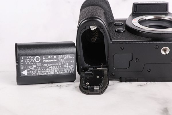 松下 lumix g9m2存儲卡插槽接口方面,松下g9m2提供了遙控接口,外接