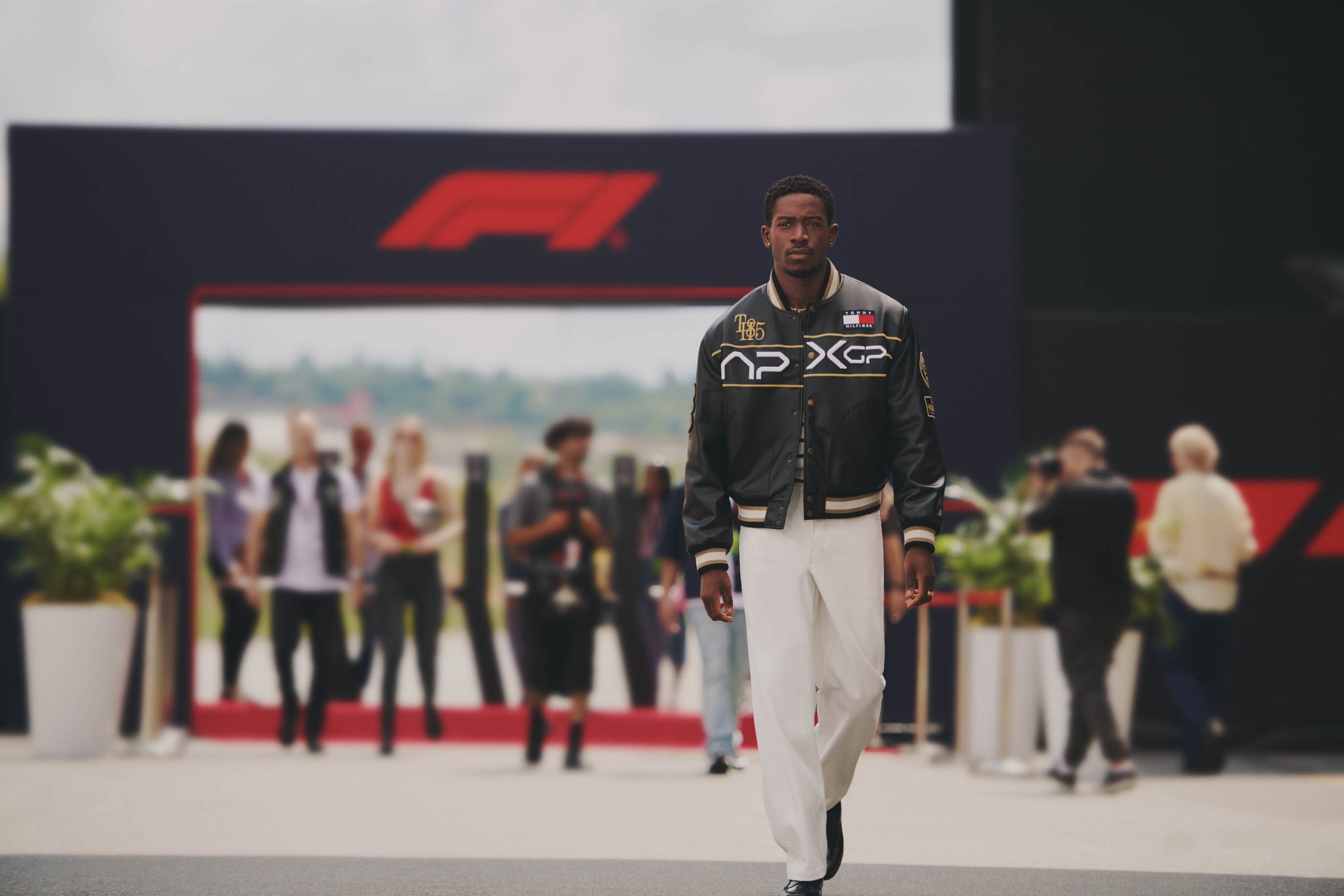 TOMMY HILFIGER携手电影《F1: 狂飙